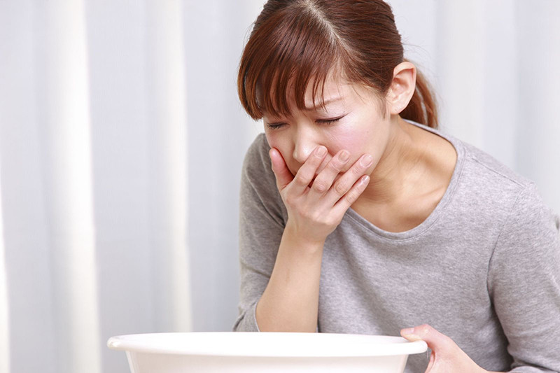 Buồn nôn và ốm nghén, cùng với dấu hiệu đau bụng có thai nhẹ, là những triệu chứng thai kỳ phổ biến