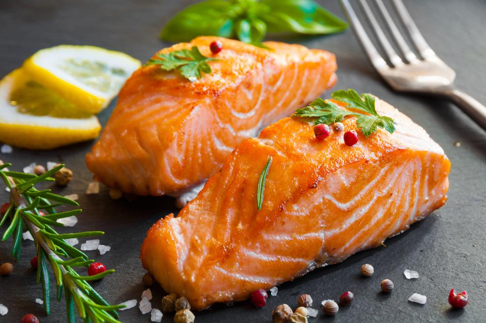 Cá hồi giàu omega-3, một trong các loại cá biển tốt cho bà bầu