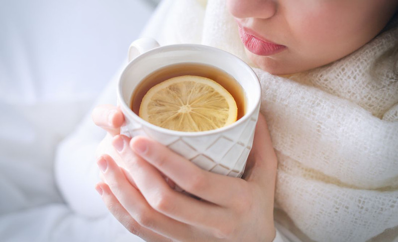 Các nguyên liệu tự nhiên như chanh, gừng, táo và mật ong dùng để chế biến các bài thuốc trị ho.