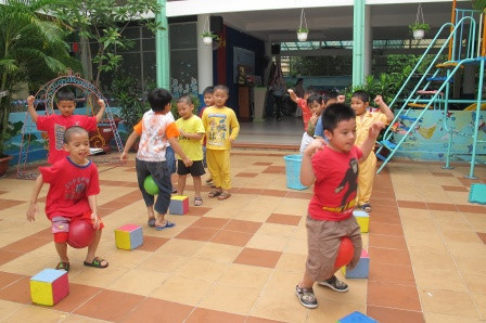 Các thành viên đoàn kiểm tra lắng nghe báo cáo tại trường mầm non Sơn Ca 9