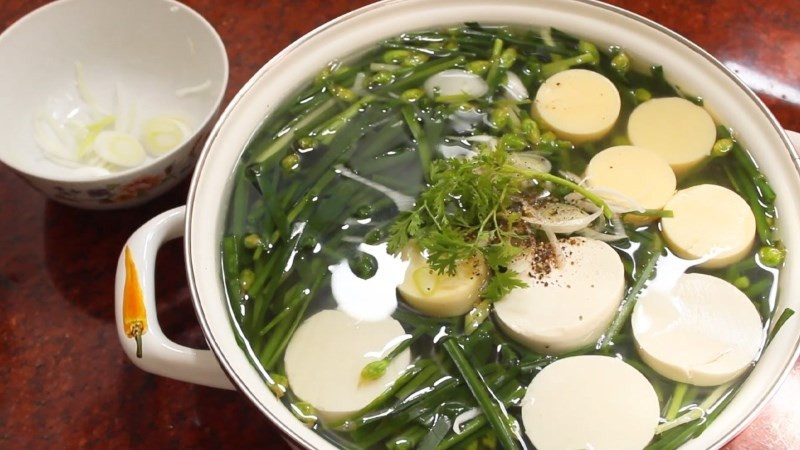 Canh đậu hũ non bông hẹ thanh mát