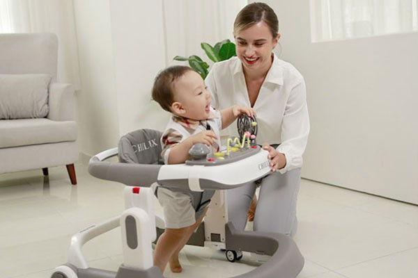 Cha mẹ giám sát bé khi bé sử dụng xe tập đi, nhấn mạnh tầm quan trọng của việc theo dõi liên tục