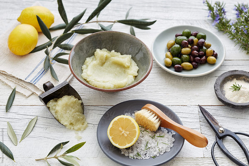 Chanh tươi, muối và dầu olive, nguyên liệu tự nhiên thay thế an toàn cho cách trị chấy bằng bột giặt
