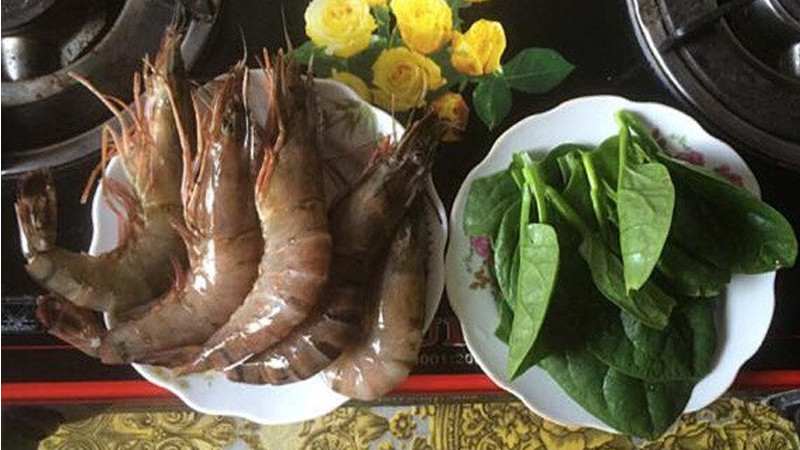 Cháo tôm nấu với rau mồng tơi, một trong những lựa chọn tôm nên nấu với rau gì cho bé