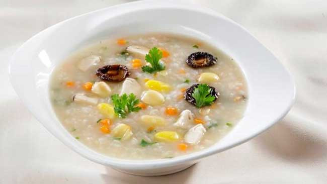 cháo trứng gà hạt sen cà rốt, món ăn dặm giàu dinh dưỡng cho bé