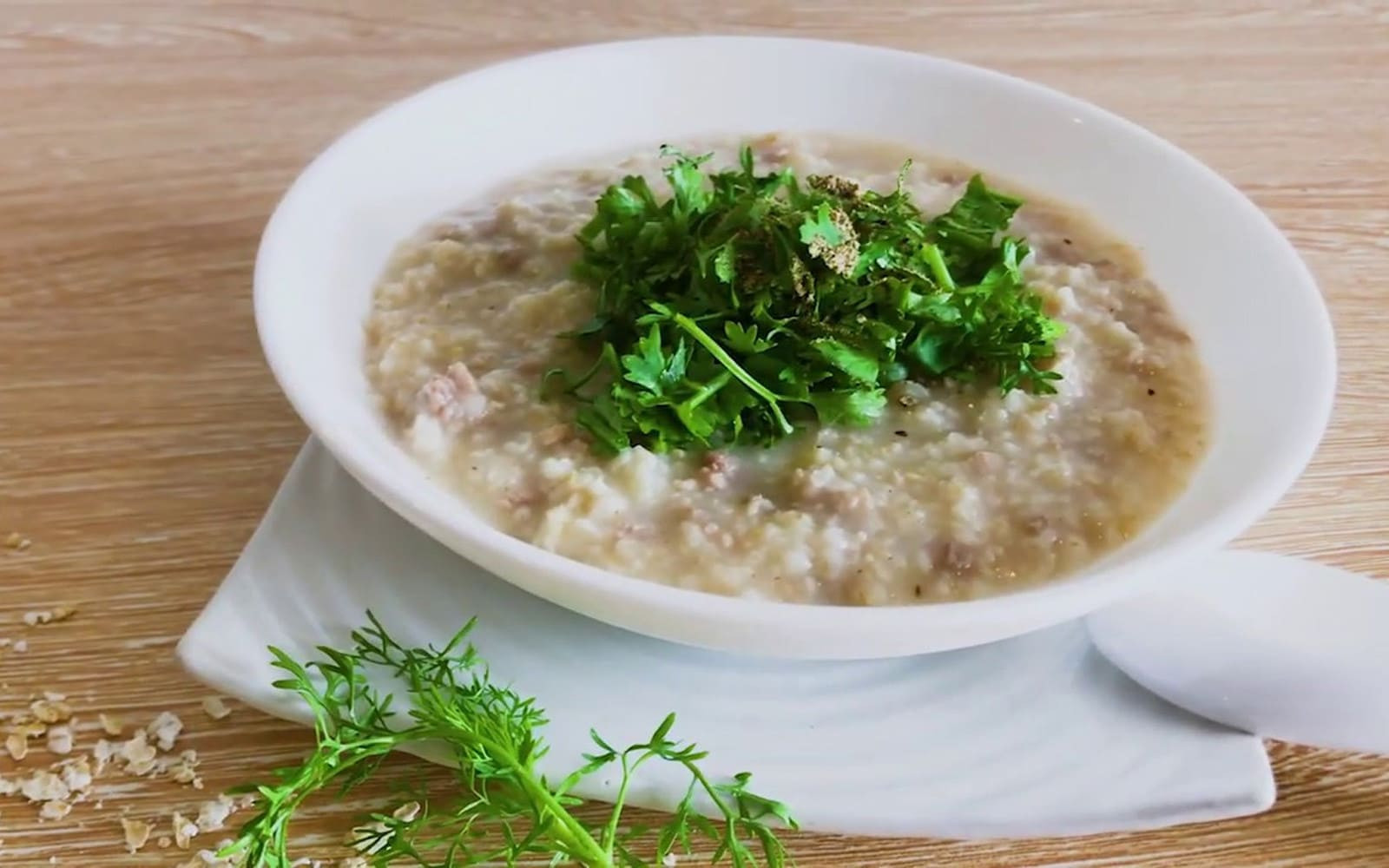 Cháo yến mạch rau củ giúp bé 5 tháng làm quen với đa dạng hương vị