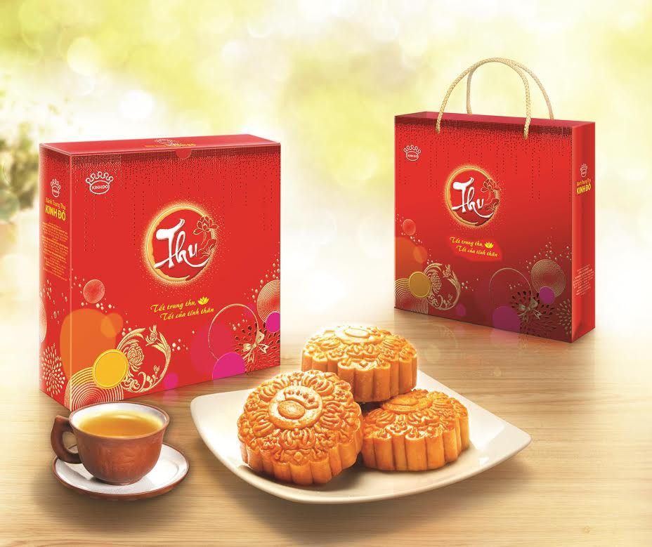Chiếc bánh trung thu Kinh Đô với lớp vỏ vàng óng, thể hiện đẳng cấp của một thương hiệu bánh trung thu nổi tiếng