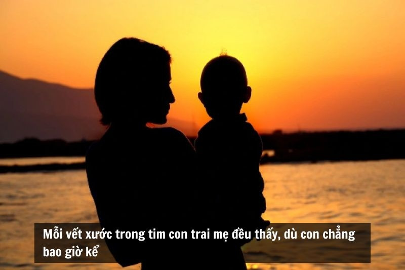 Con trai tặng hoa cho mẹ với nụ cười rạng rỡ, thể hiện lòng hiếu thảo và sự biết ơn, là minh chứng cho câu nói hay về mẹ và con trai về sự trân trọng