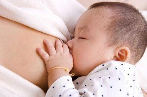 Dấu hiệu bé sơ sinh đã ăn đủ và hài lòng với lượng ăn của trẻ sơ sinh được cung cấp.