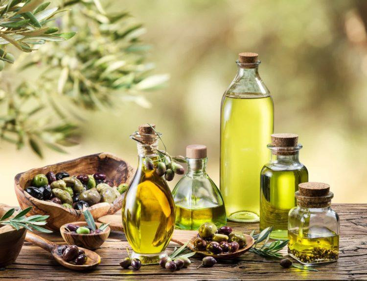 Dầu ô liu, một trong những lựa chọn dầu massage phổ biến cho bé, đặc biệt vào mùa đông.