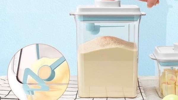 Đậy kín nắp hộp sữa sau khi mở là nguyên tắc quan trọng để bảo quản sữa bột, tránh sữa mở nắp bị hỏng.