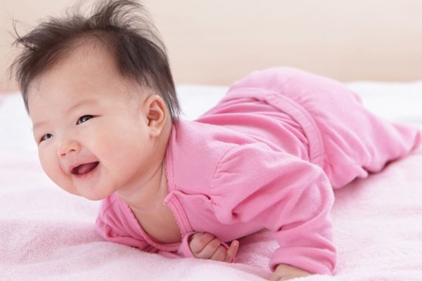Mẹ nên mặc đồ cho bé phù hợp với nhiệt độ phòng và chỉ nên mặc nhiều lớp ấm khi cho bé ra ngoài chơi