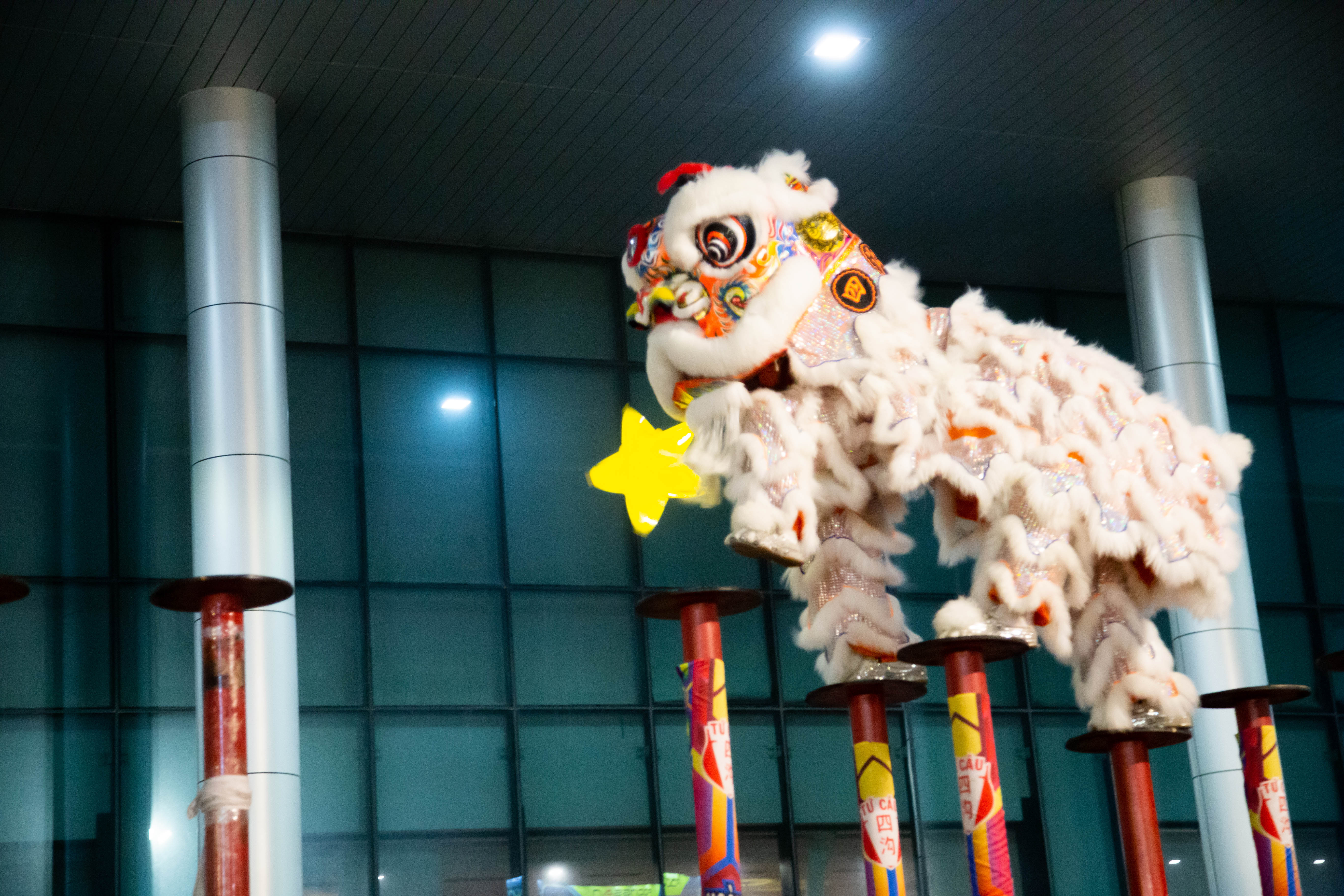 Đội lân biểu diễn Mai Hoa Thung tại lễ hội Trung thu Helio Center