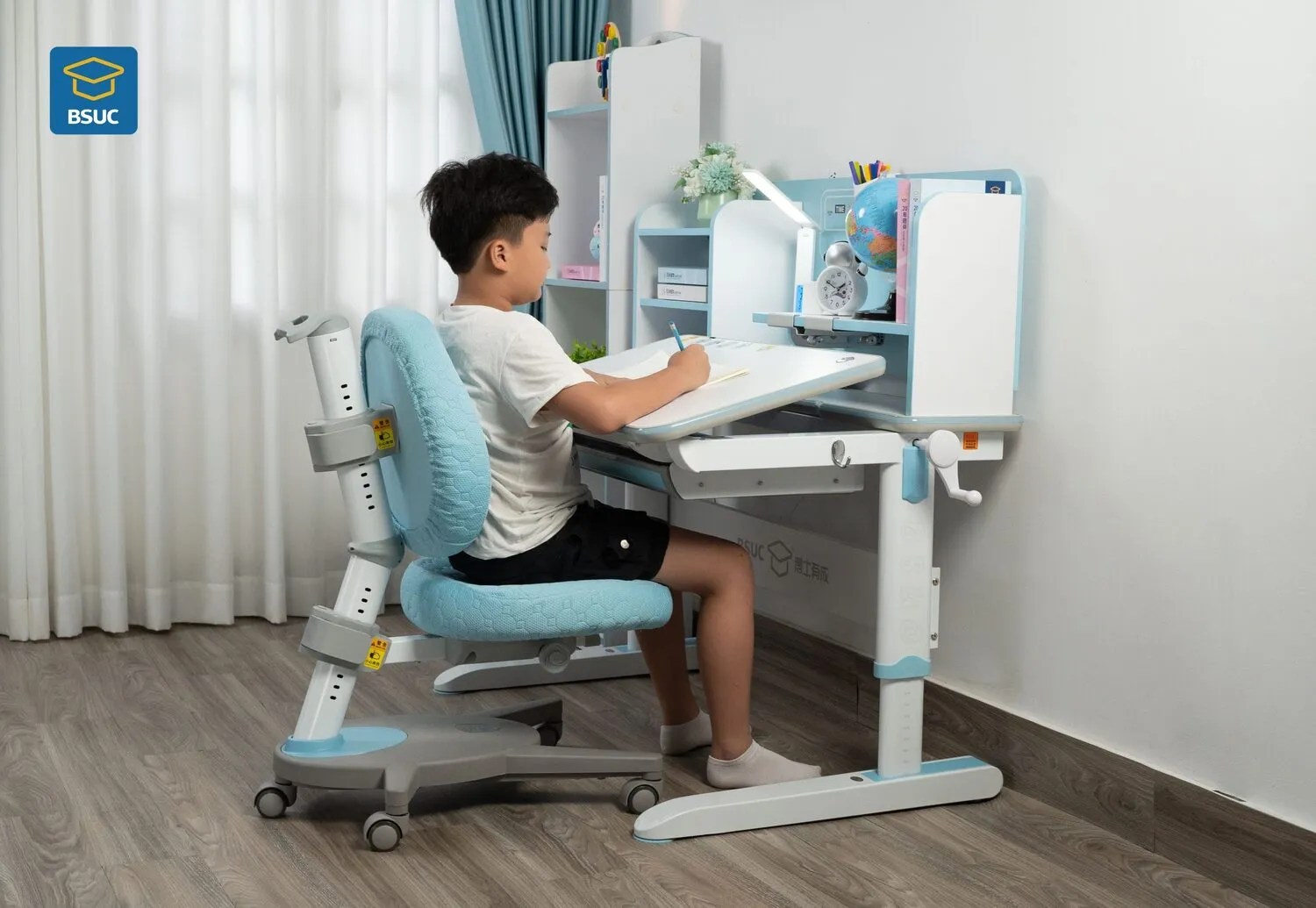 Bàn học cho bé lớp 1 có mặt bàn điều chỉnh độ nghiêng tối ưu tư thế ngồi
