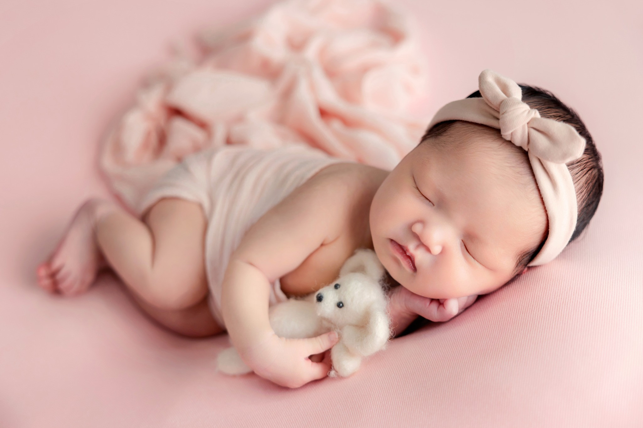 Em bé gái dễ thương cười tươi