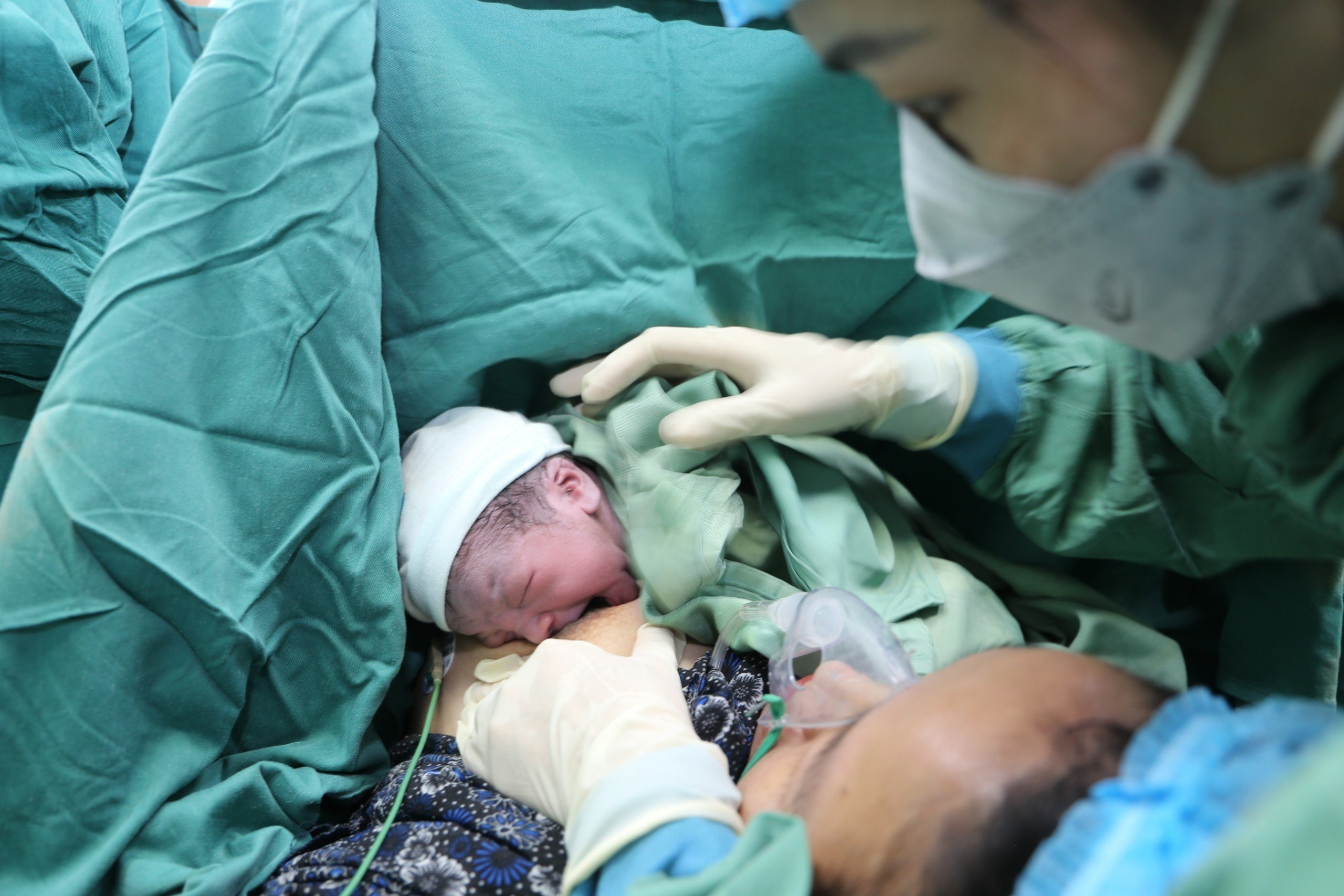 Em bé sơ sinh bú sữa mẹ trong tư thế da kề da, tăng cường gắn kết và nguồn sữa tốt nhất