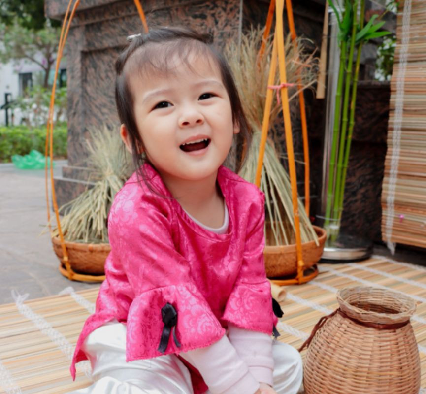 Em bé với vẻ mặt an nhiên, đại diện cho những họ và tên tiếng Anh hay cho nữ mang ý nghĩa phú quý