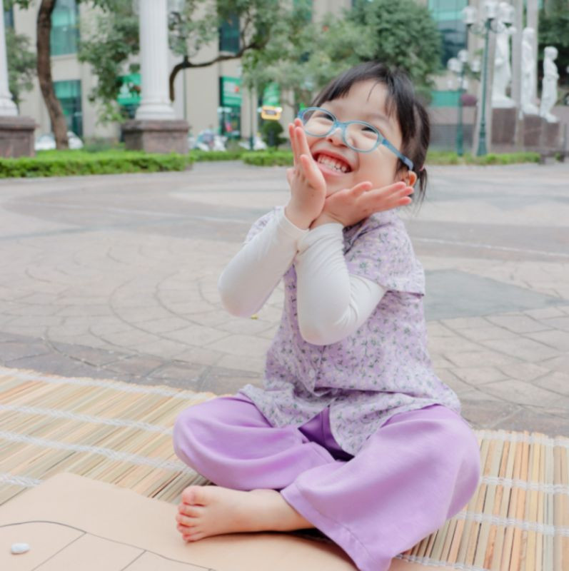 Hai bé cười đùa, minh họa sự đa dạng trong cách viết họ và tên tiếng Anh hay cho nữ