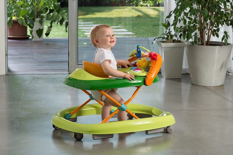 Hình ảnh bé ngồi xe tập đi, minh họa rủi ro khi sử dụng xe tập đi cho bé không đúng cách