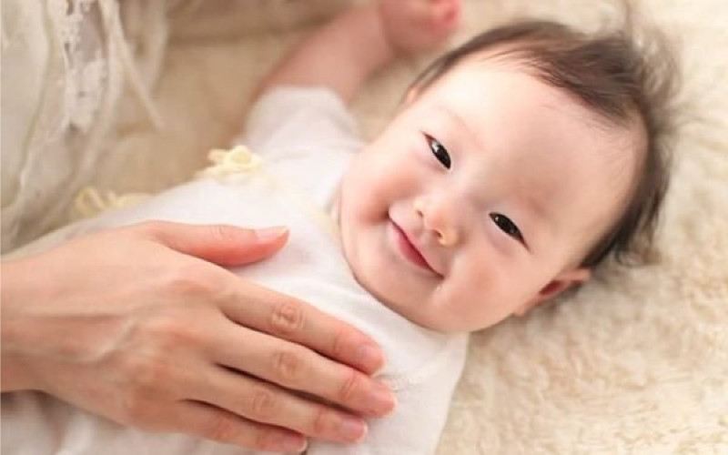Hình ảnh em bé và trẻ sơ sinh sử dụng dầu tràm