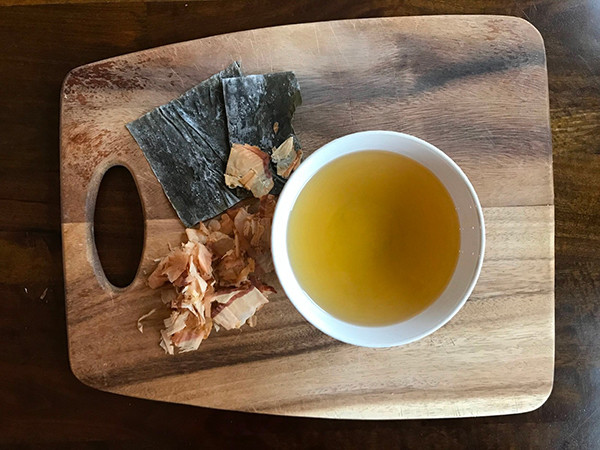 Hình ảnh minh họa nước dashi cho bé ăn dặm với nguyên liệu tự nhiên tươi ngon