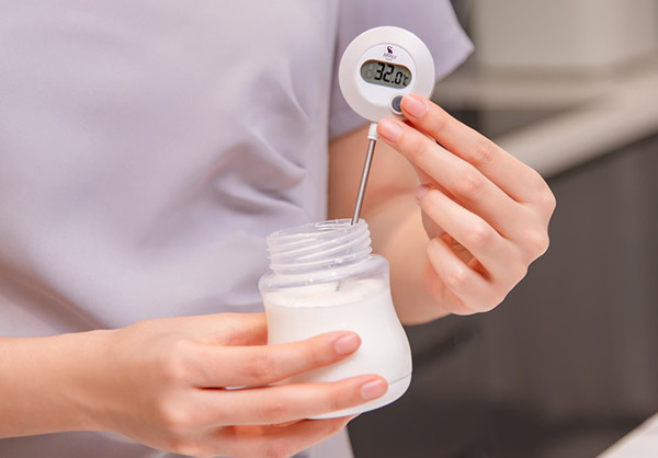 Hướng dẫn pha sữa nước cho trẻ sơ sinh với nhiệt độ nước chuẩn