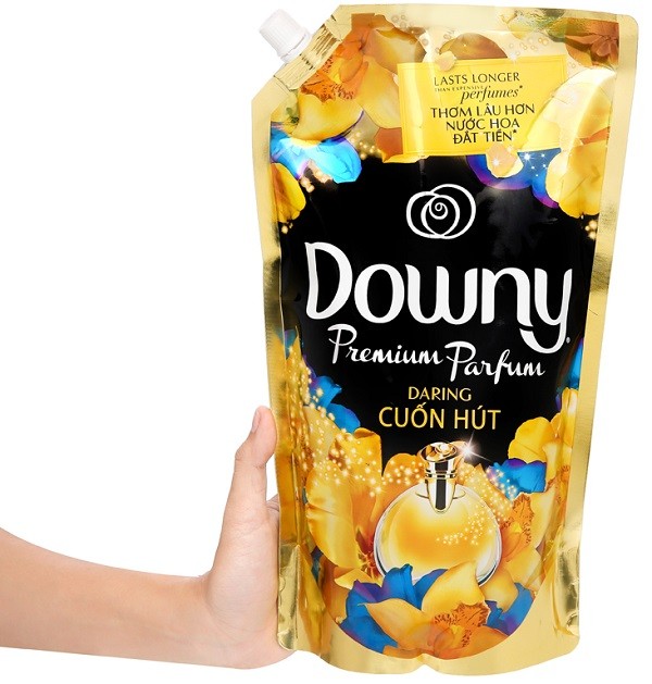 Nước xả vải Downy Đậm Đặc Cuốn Hút, một sản phẩm trong bộ sưu tập Downy Hương Nước Hoa, giúp quần áo mềm mại, sạch xà phòng và lưu hương thơm lâu, thân thiện với da tay và môi trường.