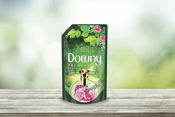 Nước xả vải Downy Đậm Đặc Vườn Địa Đàng, với hương thơm lấy cảm hứng từ các loài hoa, giúp quần áo lưu hương lâu hơn và khử mùi ẩm mốc hiệu quả.
