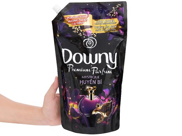 Nước xả vải Downy Huyền Bí, thuộc bộ sưu tập Downy Hương Nước Hoa mới, với công nghệ chuyển hương độc đáo giúp những hạt nước hoa siêu nhỏ tập trung vào sợi vải, tỏa hương dễ chịu mỗi khi bạn di chuyển.