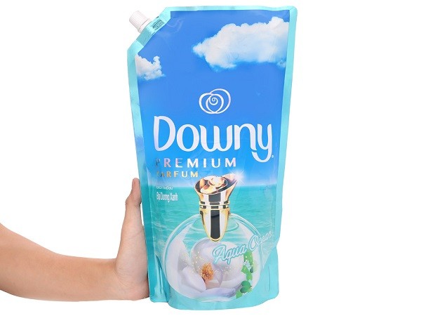 Nước xả vải Downy Đại Dương Xanh đậm đặc, lấy cảm hứng từ hương vị tươi mát sảng khoái của đại dương, có mùi hương dịu nhẹ và khả năng khử mùi hôi tốt, được sản xuất dưới dạng túi lớn tiện lợi.