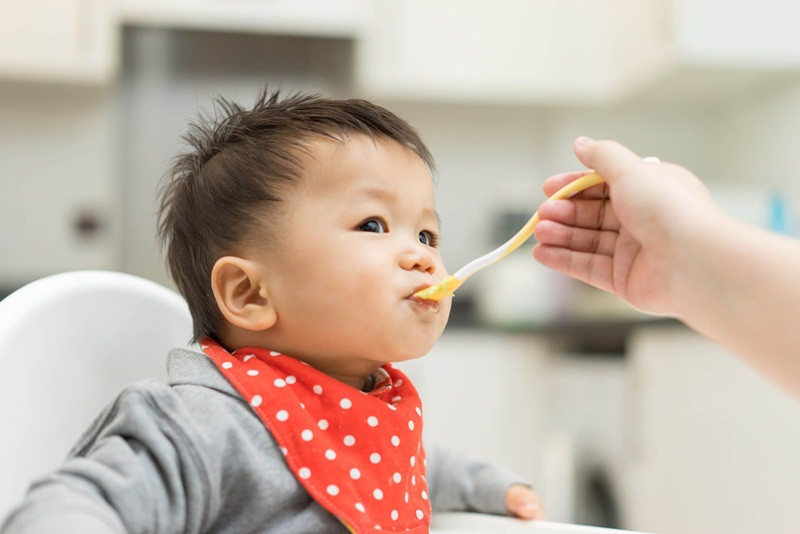 Không ép bé ăn dặm để tạo trải nghiệm tích cực