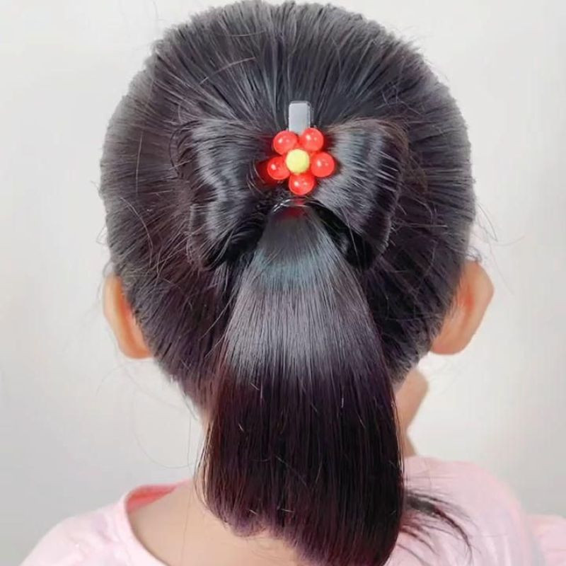 Kiểu cột tóc đuôi gà cao đơn giản cho bé gái năng động