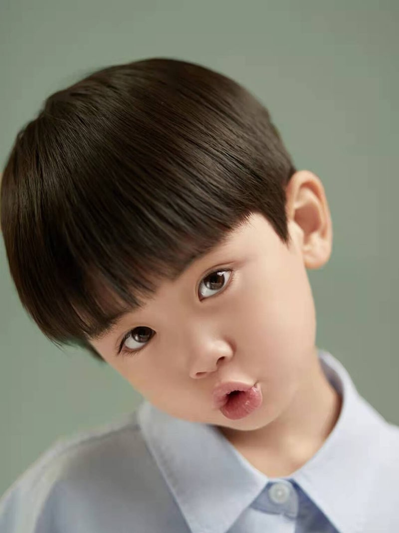 Kiểu tóc nam trẻ em đẹp với tóc thẳng dài có mái cổ điển