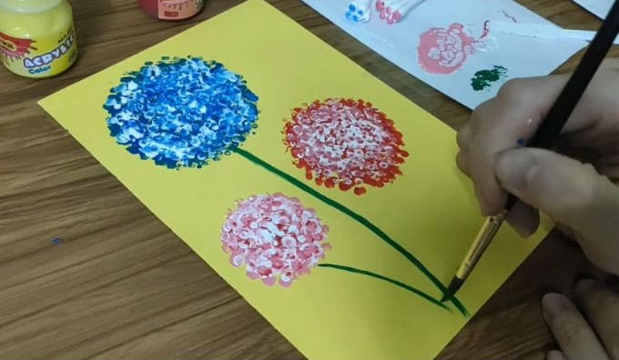 Cách làm thiệp 20 10 đơn giản với bông tăm và màu nước rực rỡ