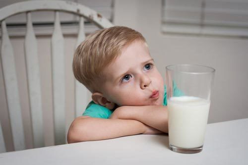 Lợi ích khi trẻ uống sữa tươi đúng cách, không uống nhiều quá