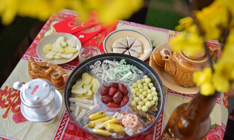 Mâm các loại bánh kẹo ngày Tết truyền thống phong phú, tượng trưng cho sự sung túc.