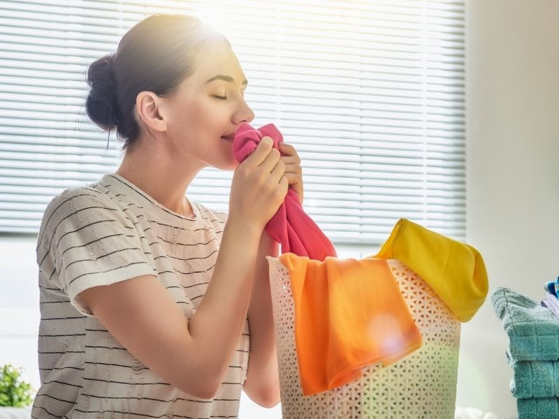 Máy giặt cửa trên với quần áo đang được ngâm trong nước xả vải