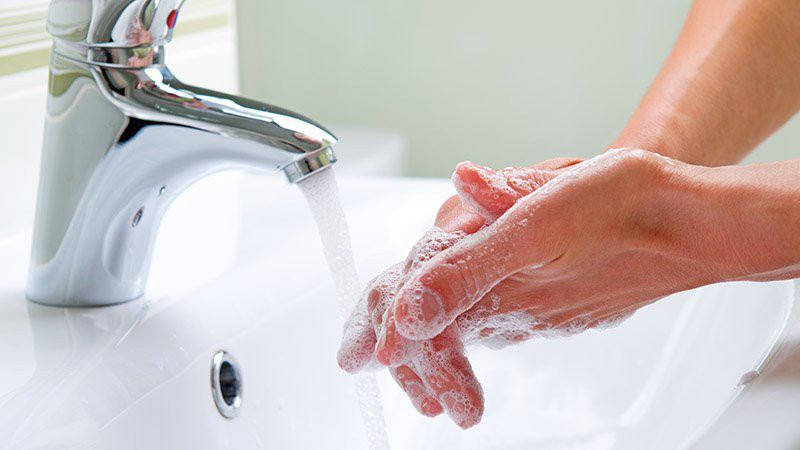 Mẹ bỉm rửa tay và vệ sinh dụng cụ hút sữa để đảm bảo an toàn sữa vắt trong ngày