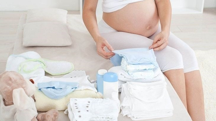 Mẹ bỉm sữa sử dụng miếng lót thấm sữa để giữ vệ sinh và khô thoáng