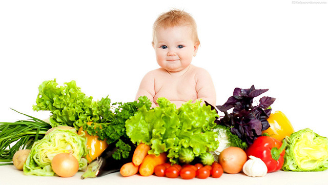 Mẹ cho bé gái ăn, ảnh hưởng của dinh dưỡng đến chiều cao cân nặng của bé