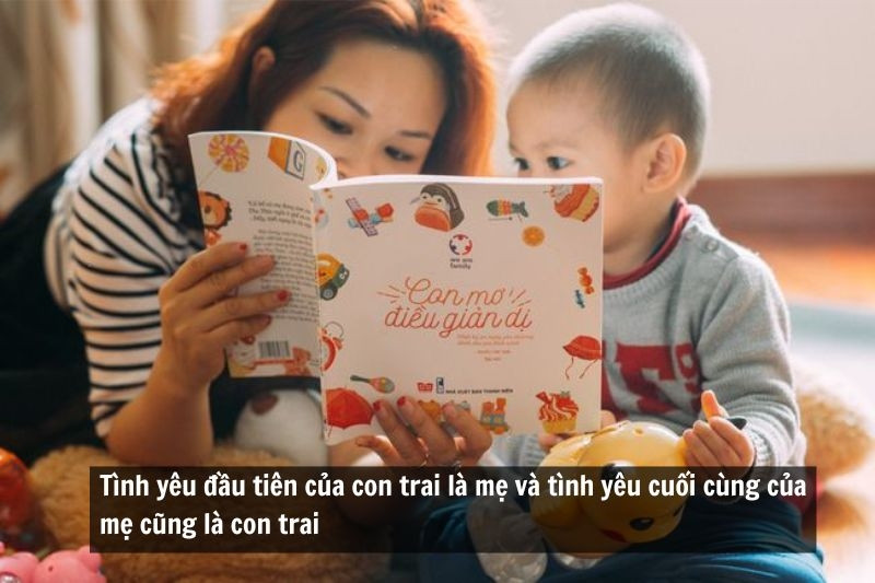 Mẹ và con trai cùng vui vẻ chơi đùa, xây dựng những kỷ niệm đẹp và khắc sâu những câu nói hay về mẹ và con trai trong tâm trí