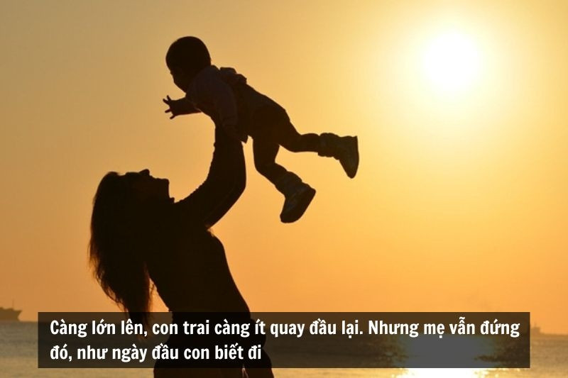 Mẹ và con trai nắm tay nhau trên bãi biển, biểu tượng cho tình mẹ thiêng liêng và sự kết nối không thể phá vỡ, khơi gợi những câu nói hay về mẹ và con trai bất hủ