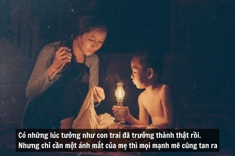 Mẹ và con trai trưởng thành đang trò chuyện thân mật, minh họa sự phát triển của mối quan hệ mẹ con theo thời gian và lời nói ý nghĩa họ chia sẻ