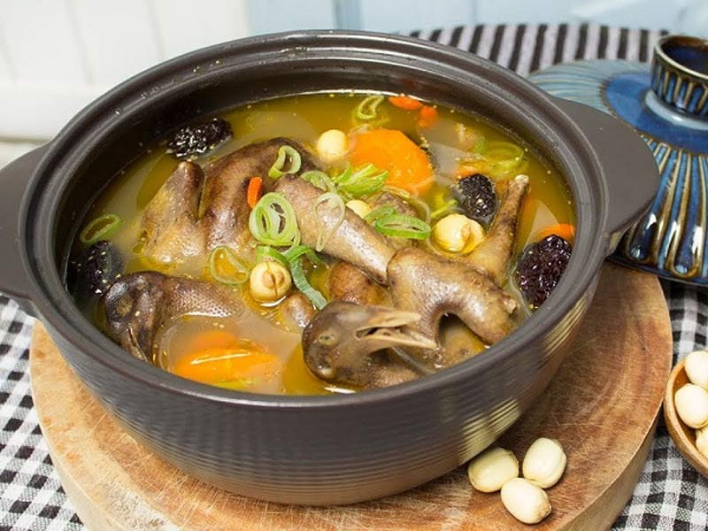 Món chim bồ câu hầm hạt sen thơm lừng, là cách hầm chim bồ câu ngon cho bé giúp bé ăn ngon miệng