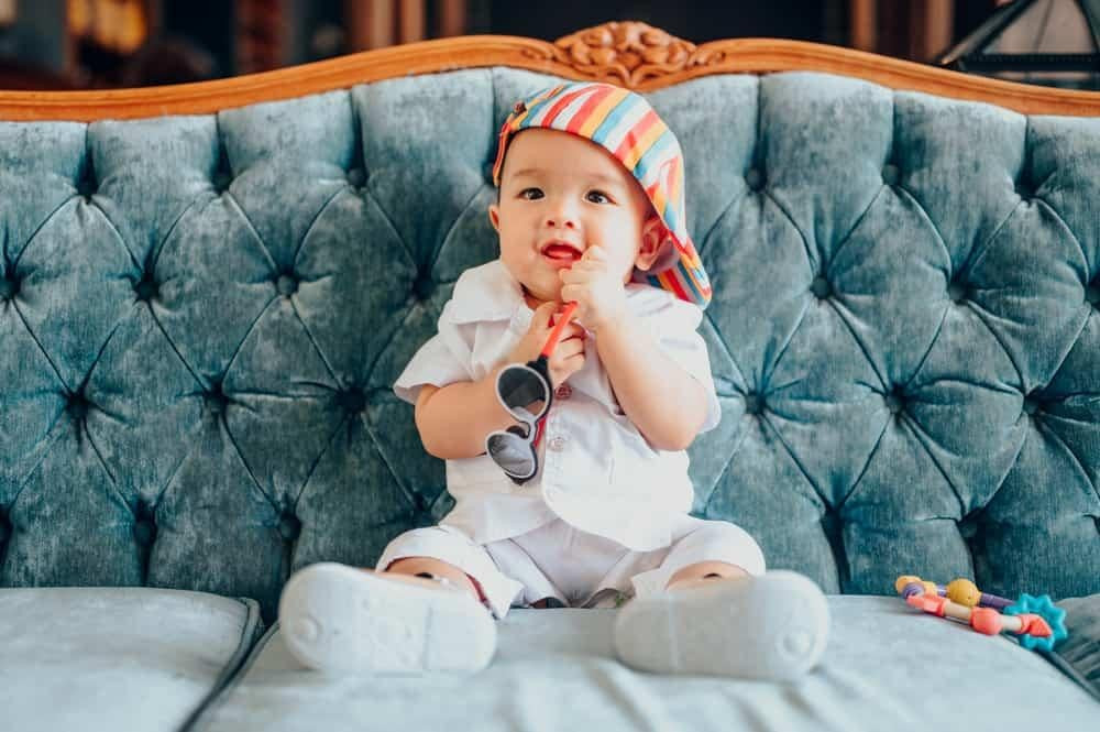 Một bé trai tự tin và mạnh mẽ đang chơi đùa trên bãi biển, biểu tượng của sự khoáng đạt và ý chí kiên cường