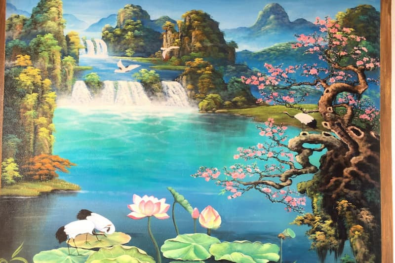 Một bộ bút màu sáp đầy màu sắc được sắp xếp gọn gàng, tượng trưng cho sự lựa chọn chất liệu và màu sắc phong phú khi vẽ tranh phong cảnh.