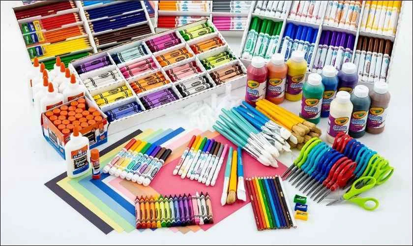 Một bộ dụng cụ vẽ tranh 20/10 cơ bản gồm giấy, màu và bút, sẵn sàng cho bé sáng tạo
