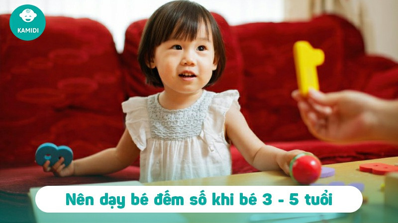 Một em bé đang học đếm với các khối màu sắc