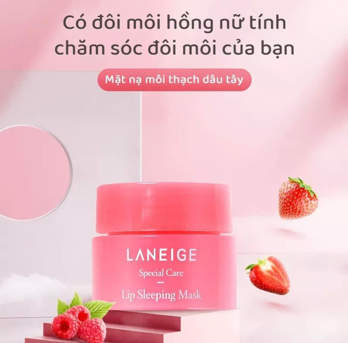 Một lọ mặt nạ ngủ Laneige màu hồng nhỏ gọn, đặt trên lòng bàn tay một cách tinh tế