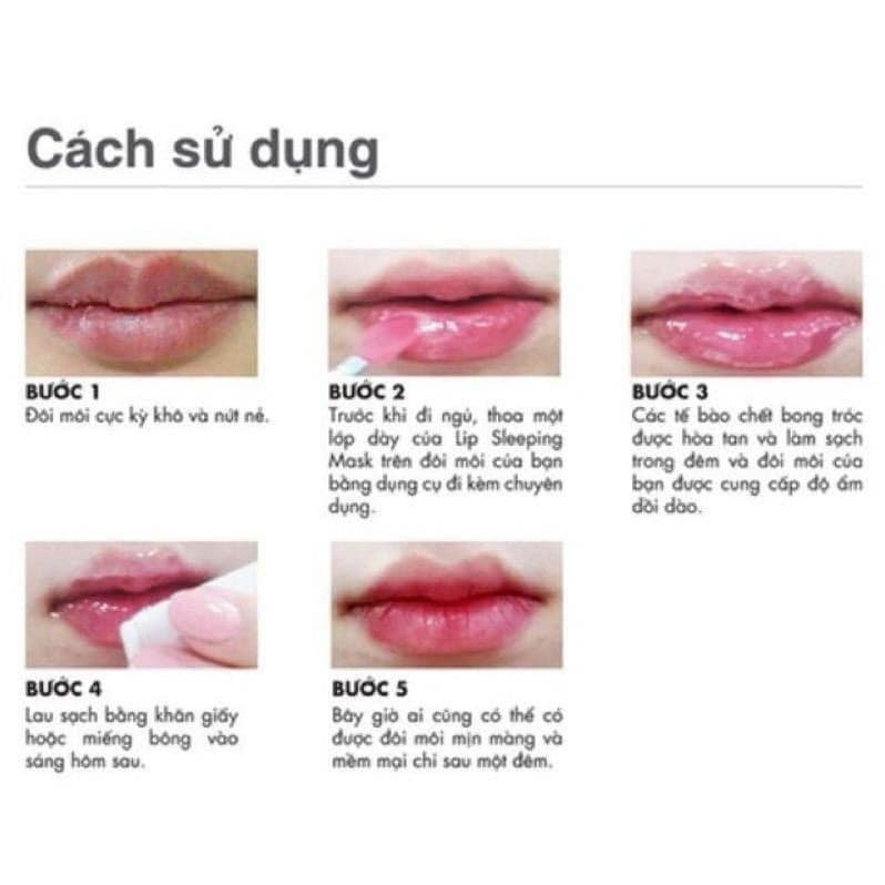 Một phụ nữ đang dùng thìa lấy kem mặt nạ ngủ Laneige màu hồng từ lọ và thoa lên môi, cận cảnh sản phẩm